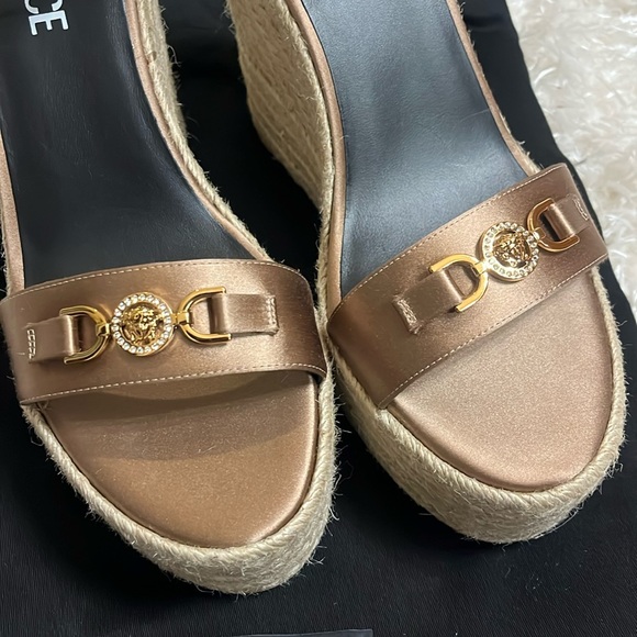 New $775  Versace MEDUSA '95 SATIN WEDGE SANDALS 120 MM - Picture 8 of 17